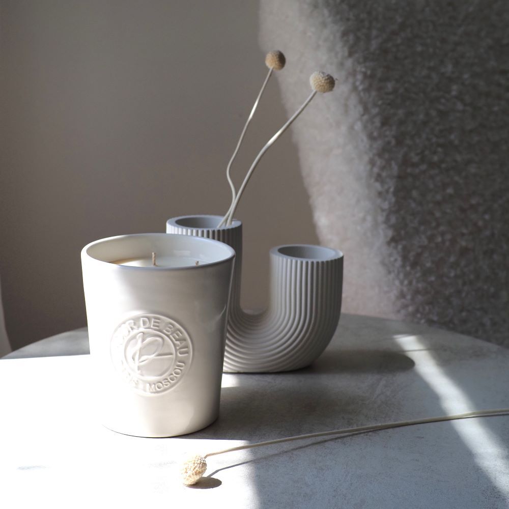 большая белая фарфоровая свеча