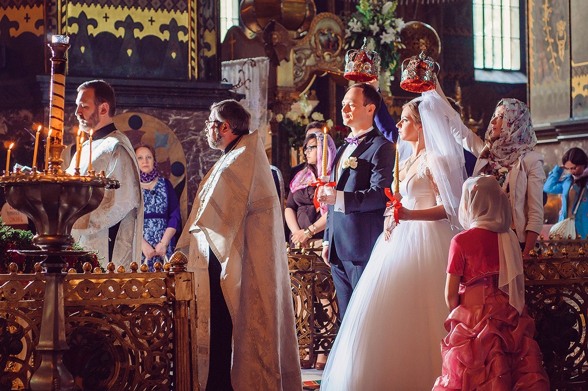 Церемония в церкви. Христианская семья венчание. Венчание в Эчмиадзине. Церемония венчания в церкви. Церковный брак венчание.