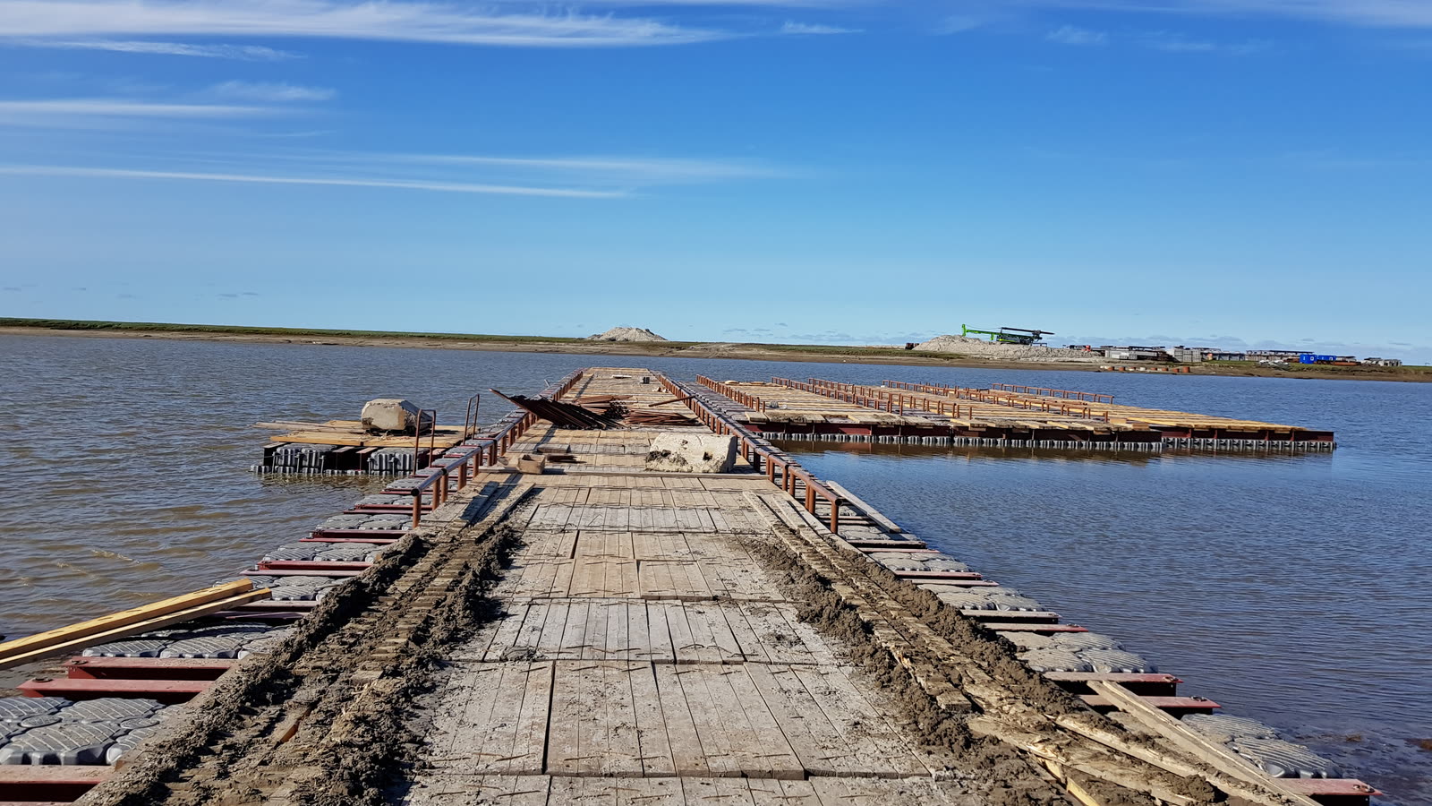 Наплавная дорога из понтонов уходит в море, рядом вторая нитка настила