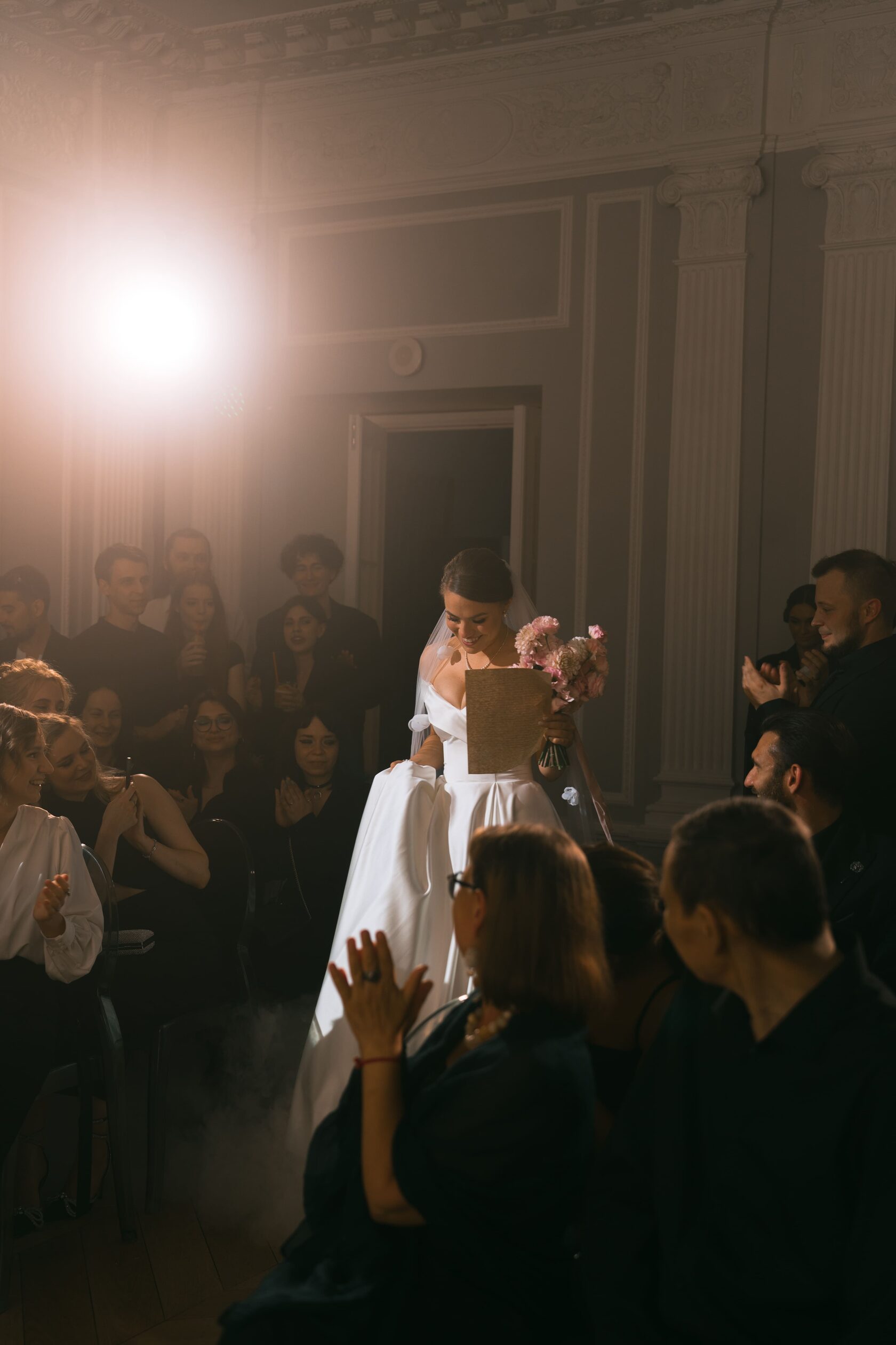 невеста на выездной церемонии в особняке, концептуальная свадьба