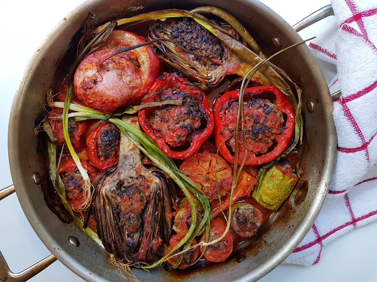 Фаршированные овощи с мясом и зеленью, в легком томатном соусе