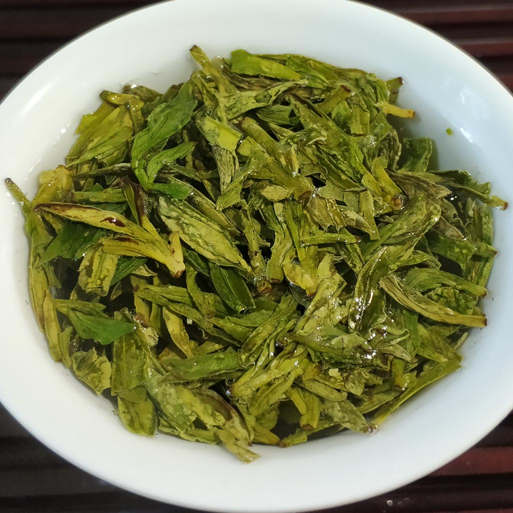 Flat, bright green leaves of authentic West Lake Dragon Well