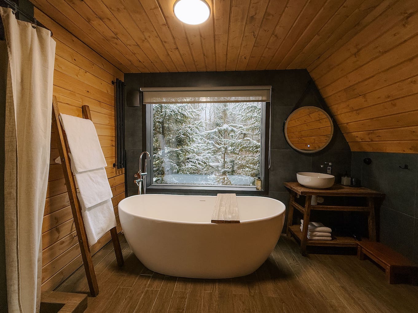 Уютный интерьер домика для отдыха в подарок в Подмосковье