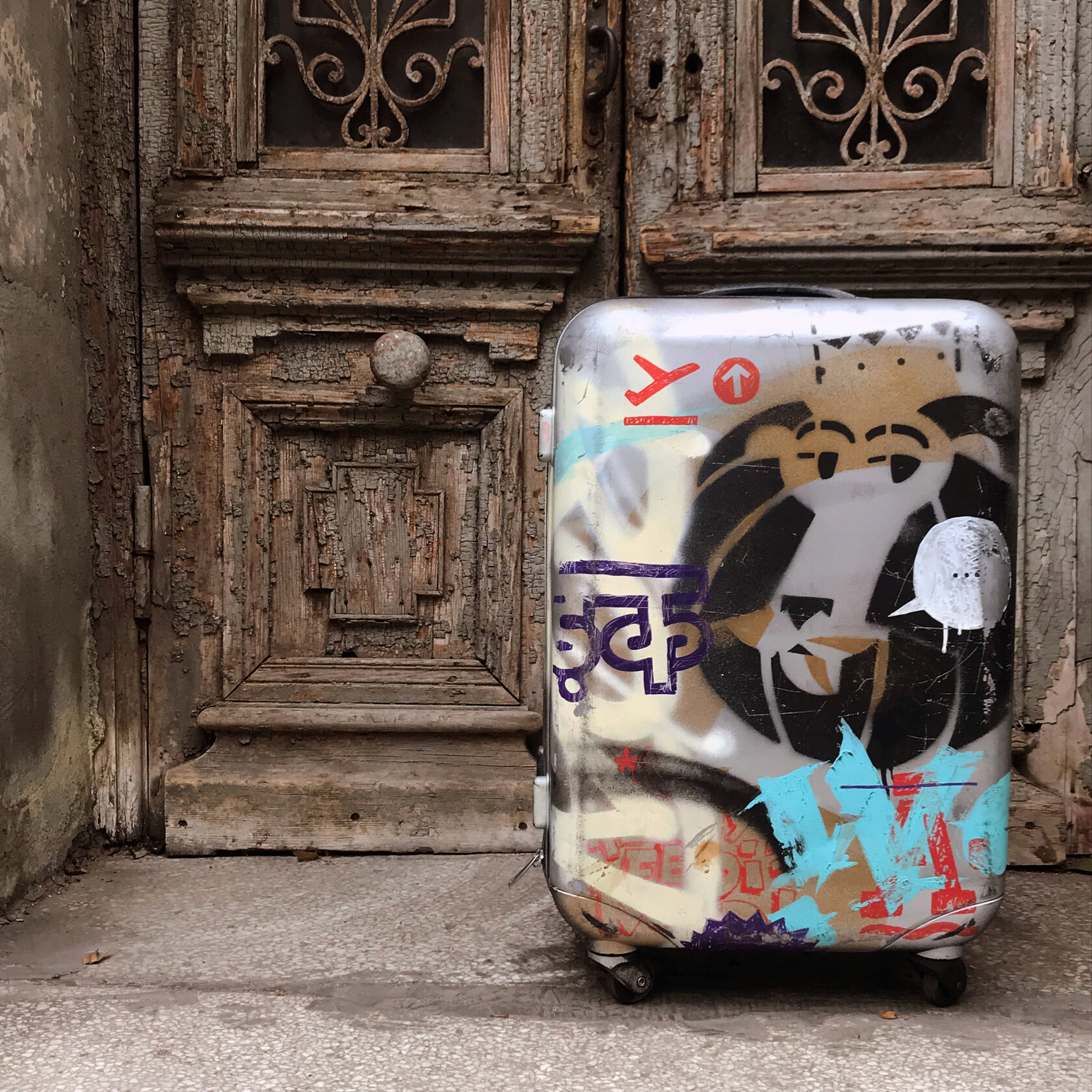 Стикерпаки, значки, нашивки, кулон и прочий мерч со львом. Автор Алексей Бархан.