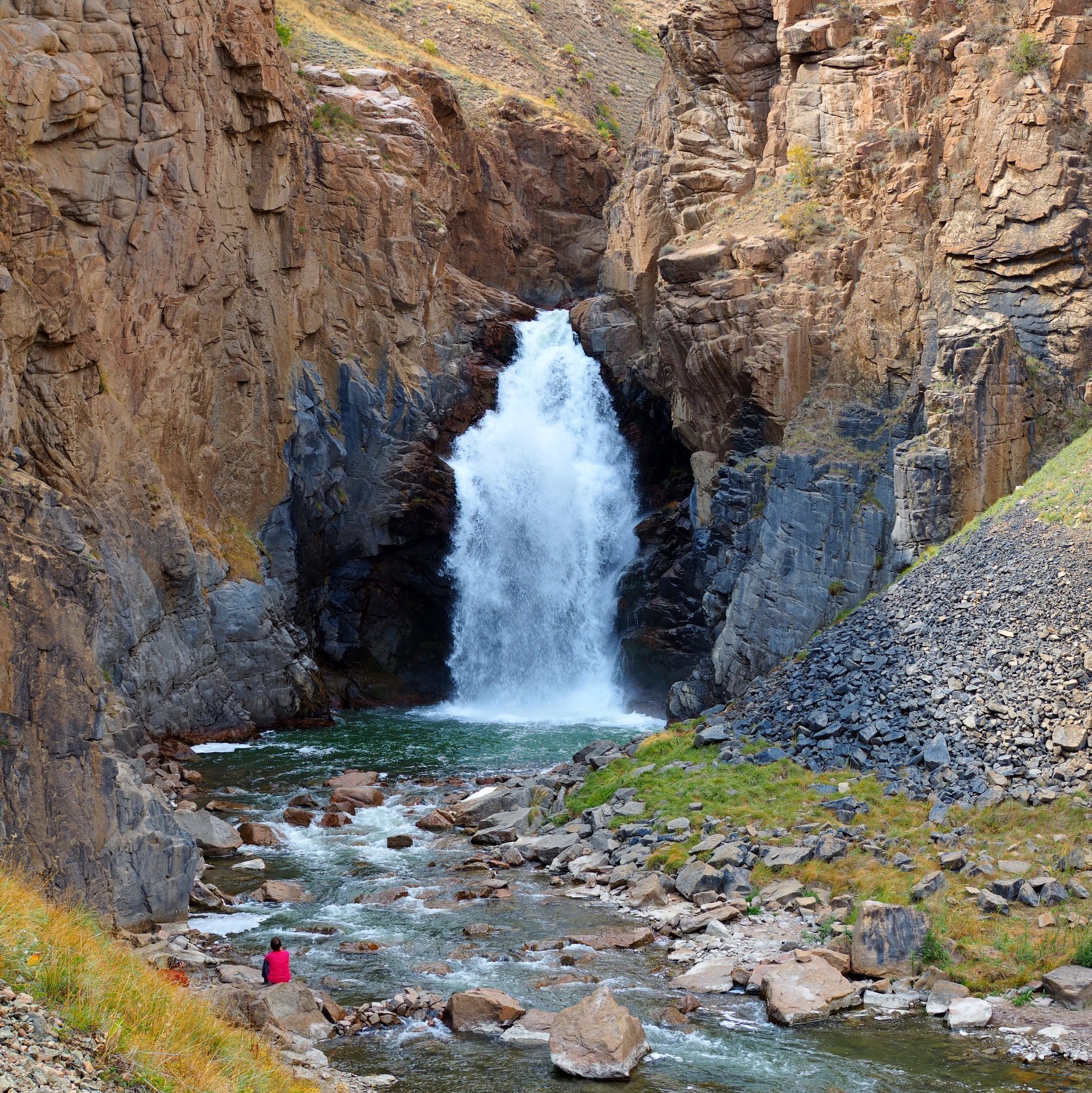 Водопад Белогорка в Кыргызстане
