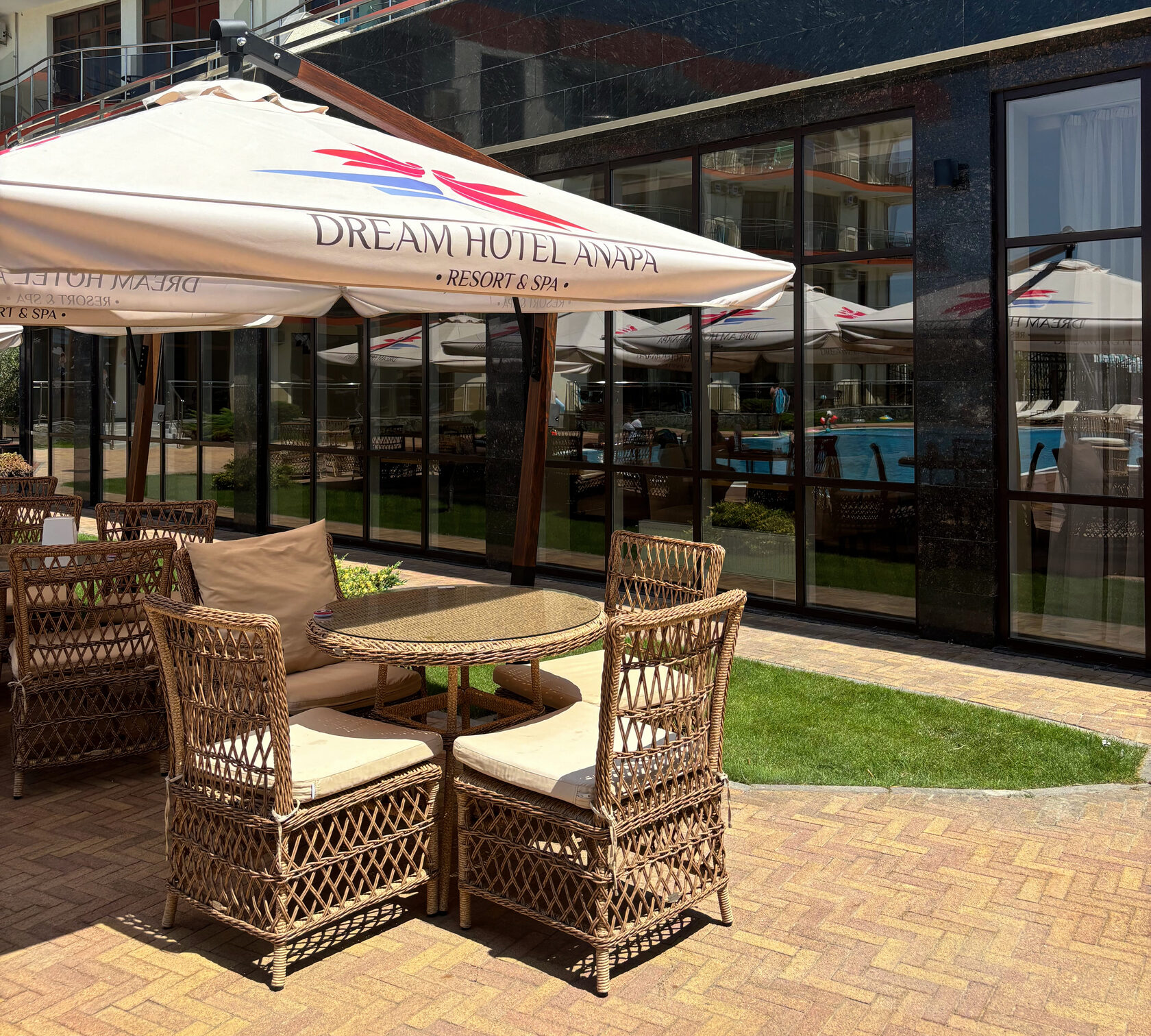 Стулья Malacca в современных интерьерах