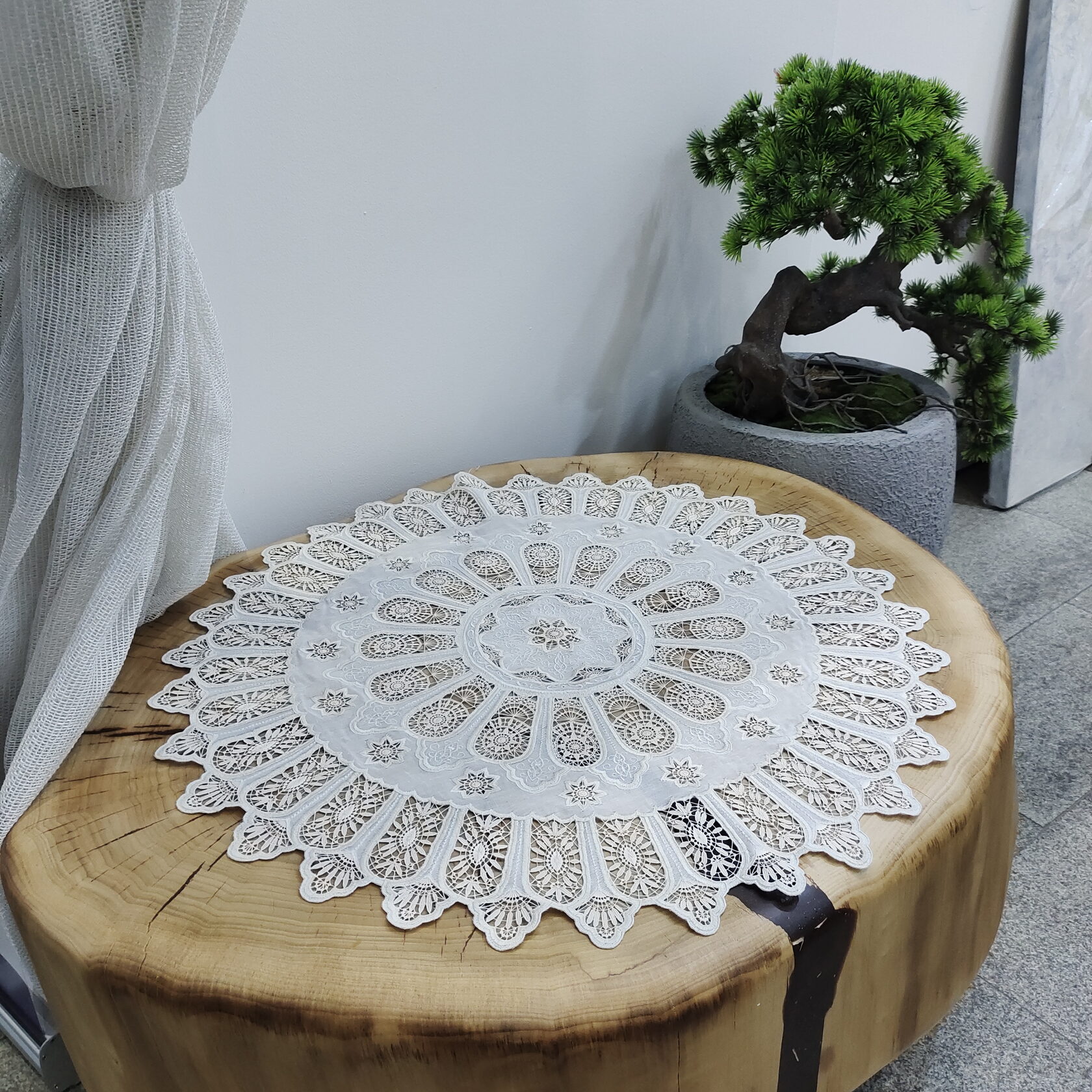 Столешник Сказки Востока. Размер: Ø 71 см. Время вышивки: 7 месяцев (838 ч)