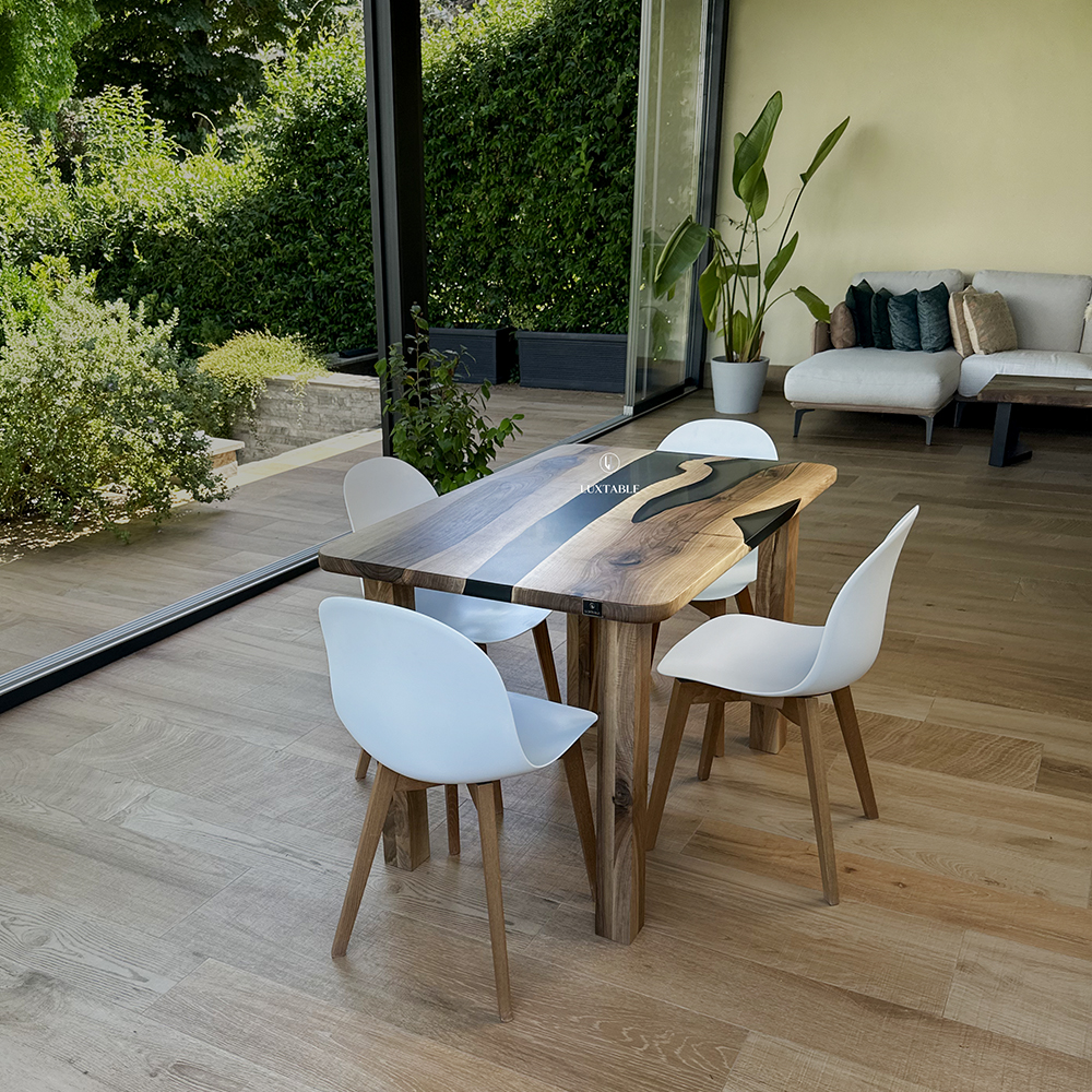 Epoxidharz Tische Alagoas aus europäischem Nussbaum und hellblauem Epoxidharz mit Metallic Effekt