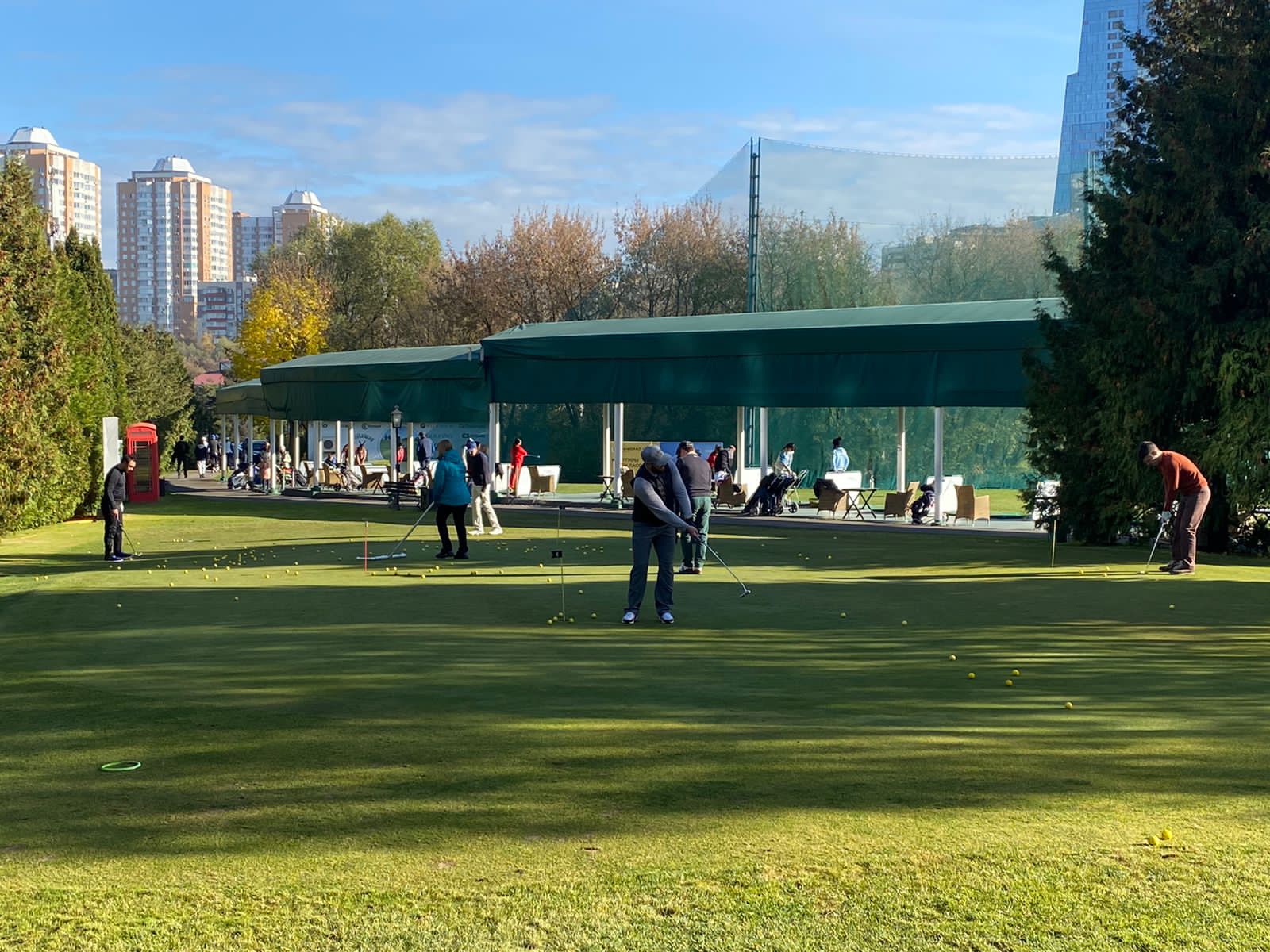 занятия по гольфу на тренировочном поле — драйвинг-рейндж