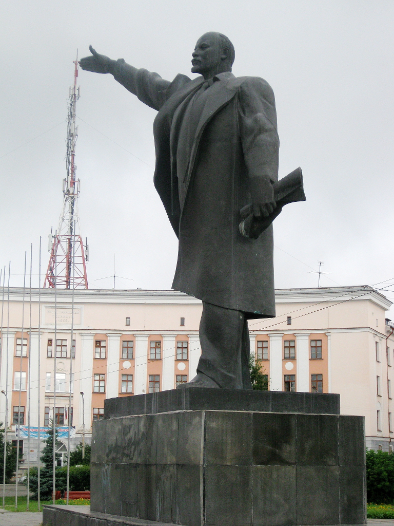 Где памятник ленину. Памятник Ленину в Краснотурьинске. Статуя Ленина в Краснотурьинске. Ленин скульптура Краснотурьинск. Памятник Ленину Владикавказ.