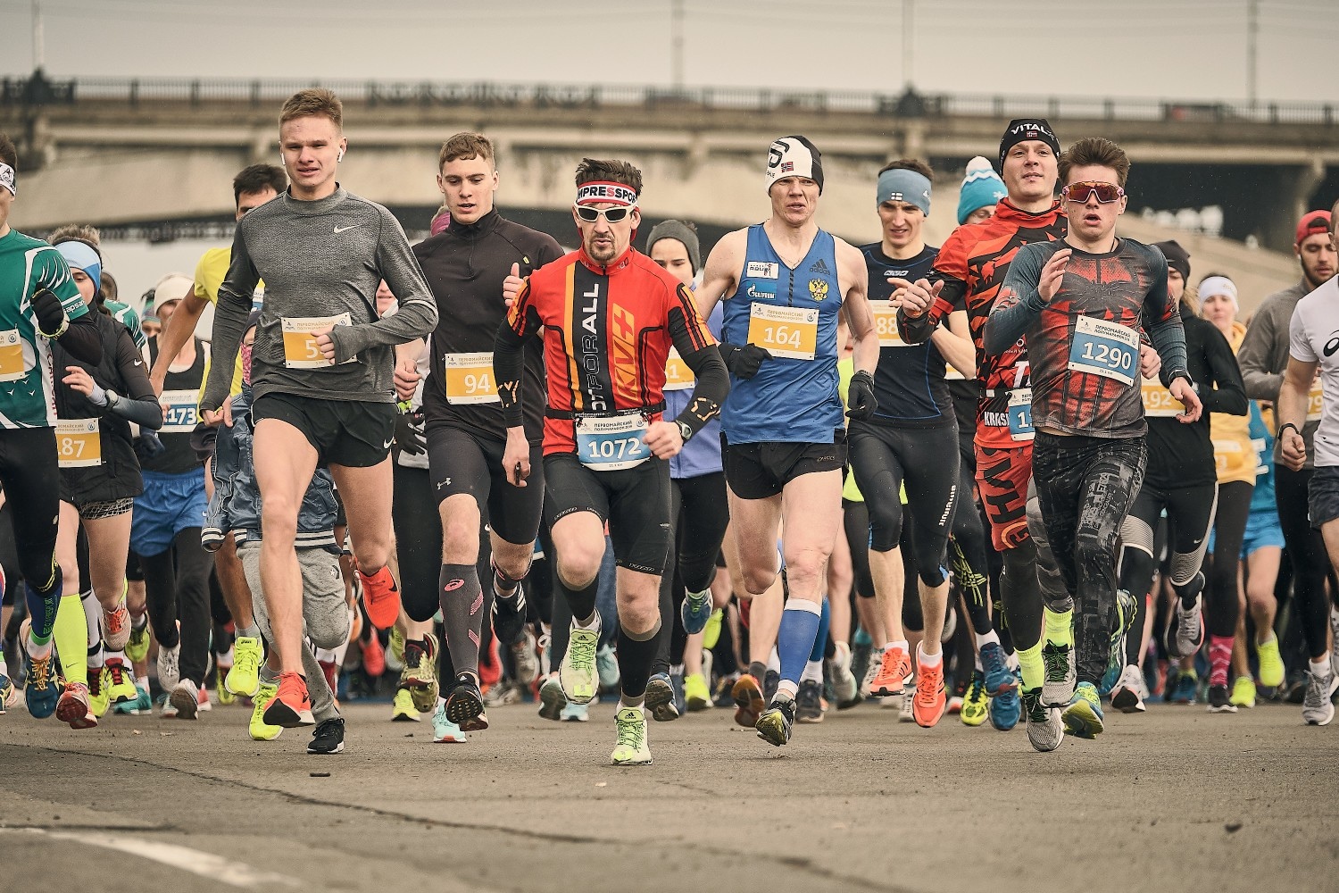 Run coming. Первомайский забег Красноярск 2019. Марафонец Красноярск. Массовый спорт Красноярск. Полумарафонская дистанция.