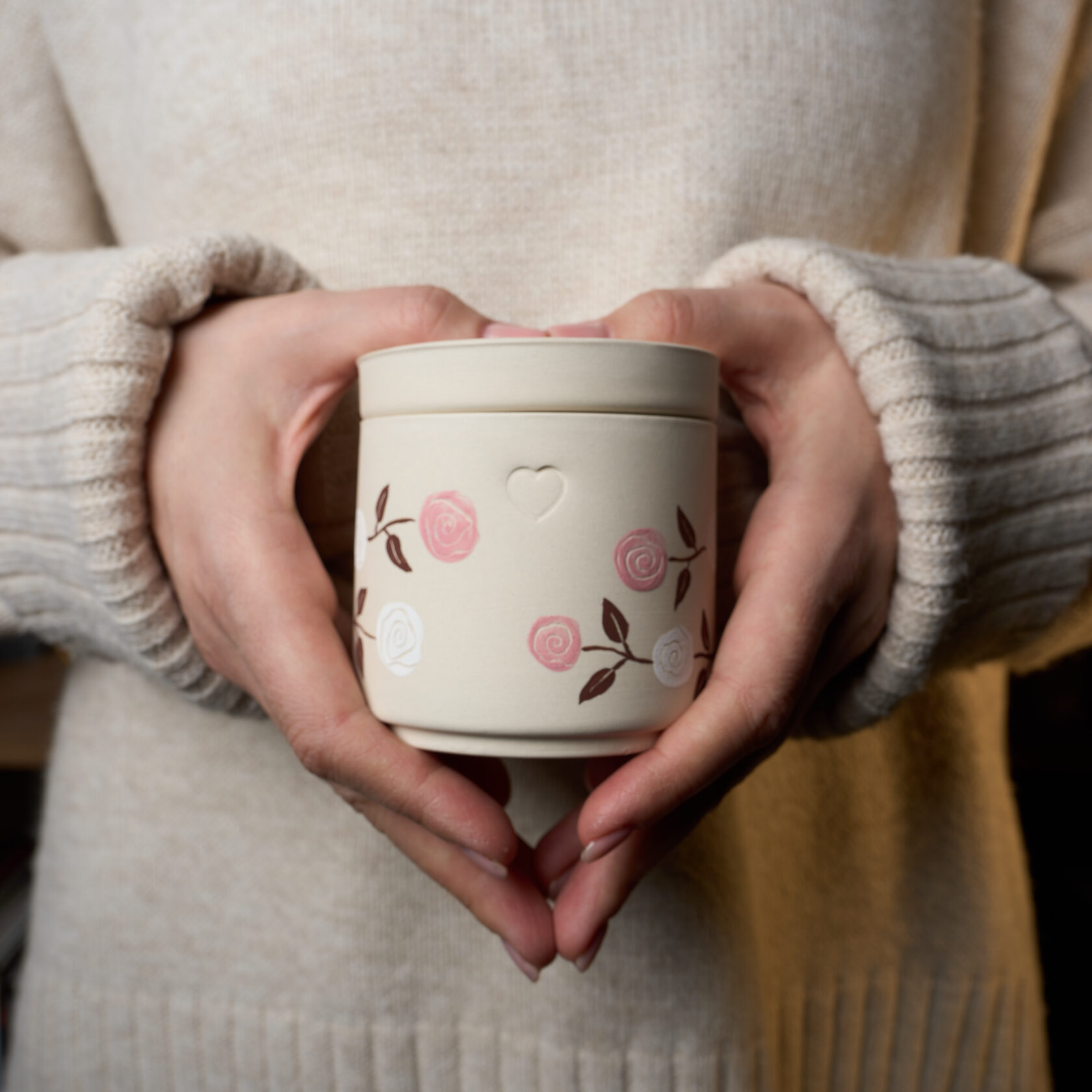 Урна для праха домашних животных в руках