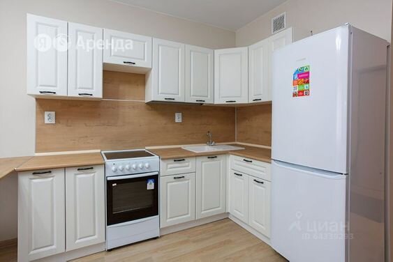 Кухня с отдельно стоящей плитой