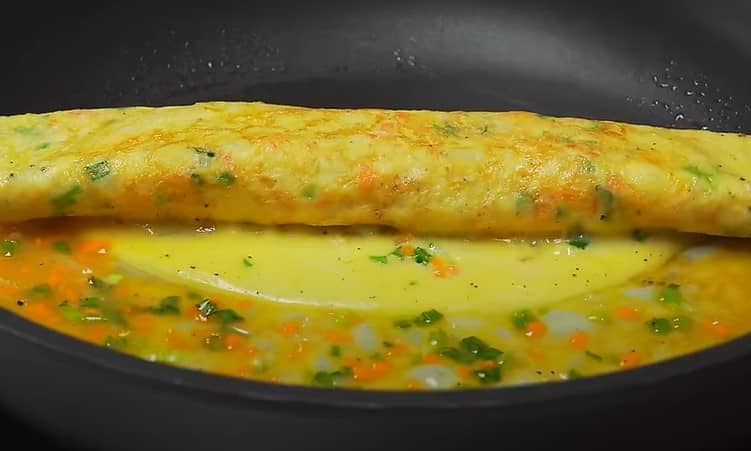 Приготовление японского омлета тамагояки с овощами: шаг 10