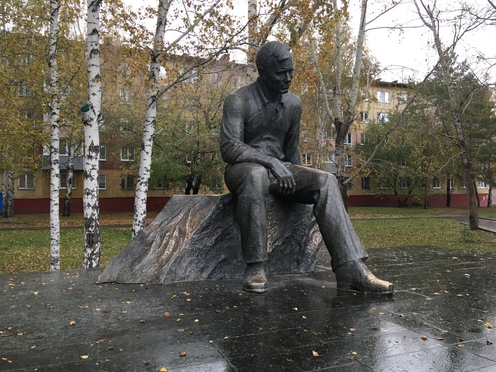 Памятник Шукшину в Барнауле