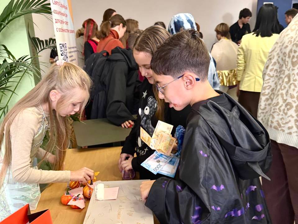 Ученики RIS в костюмах на благотворительной ярмарке