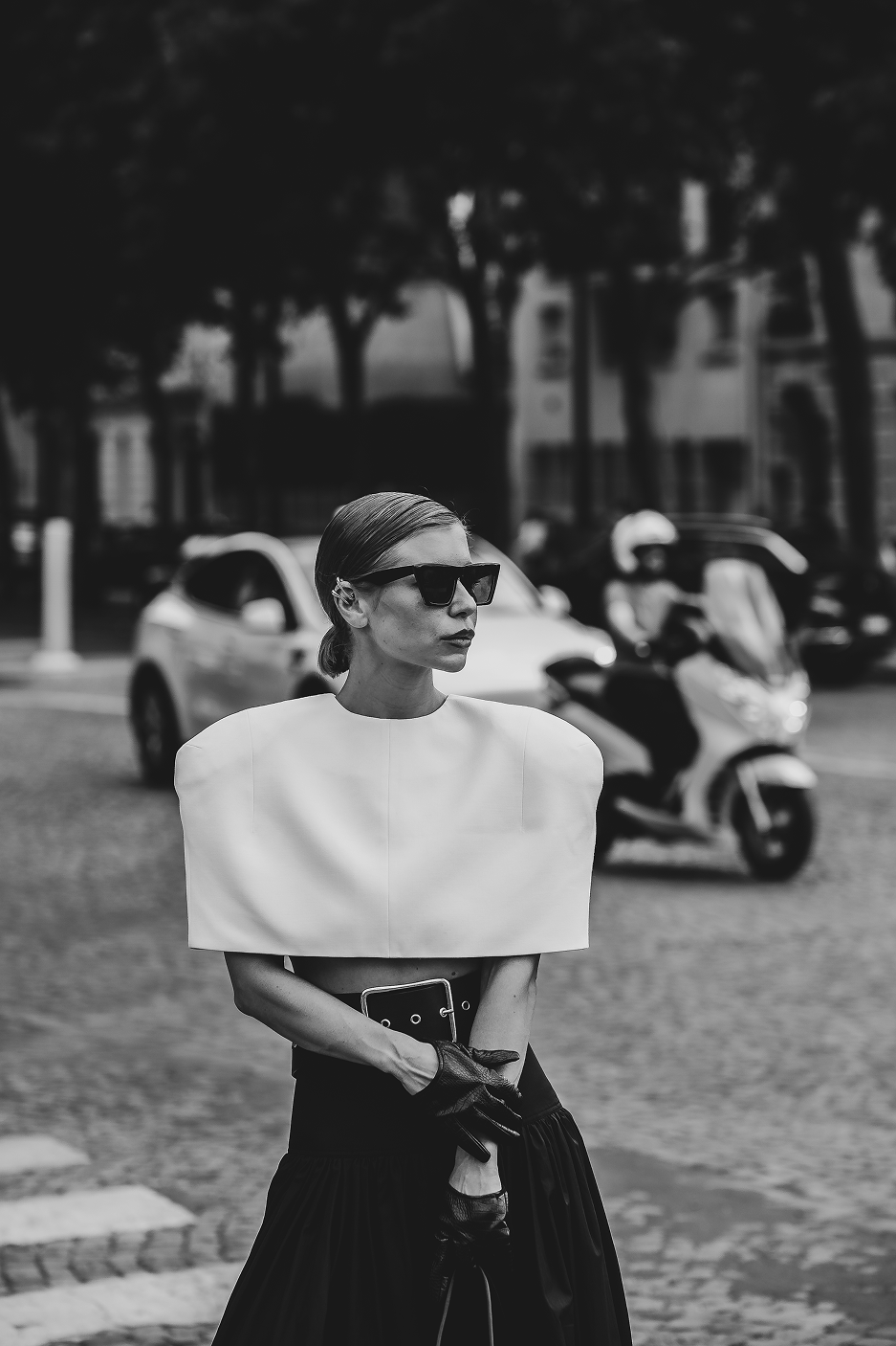 Чёрно-белый fashion-образ: скульптурный топ, очки и кожаная юбка