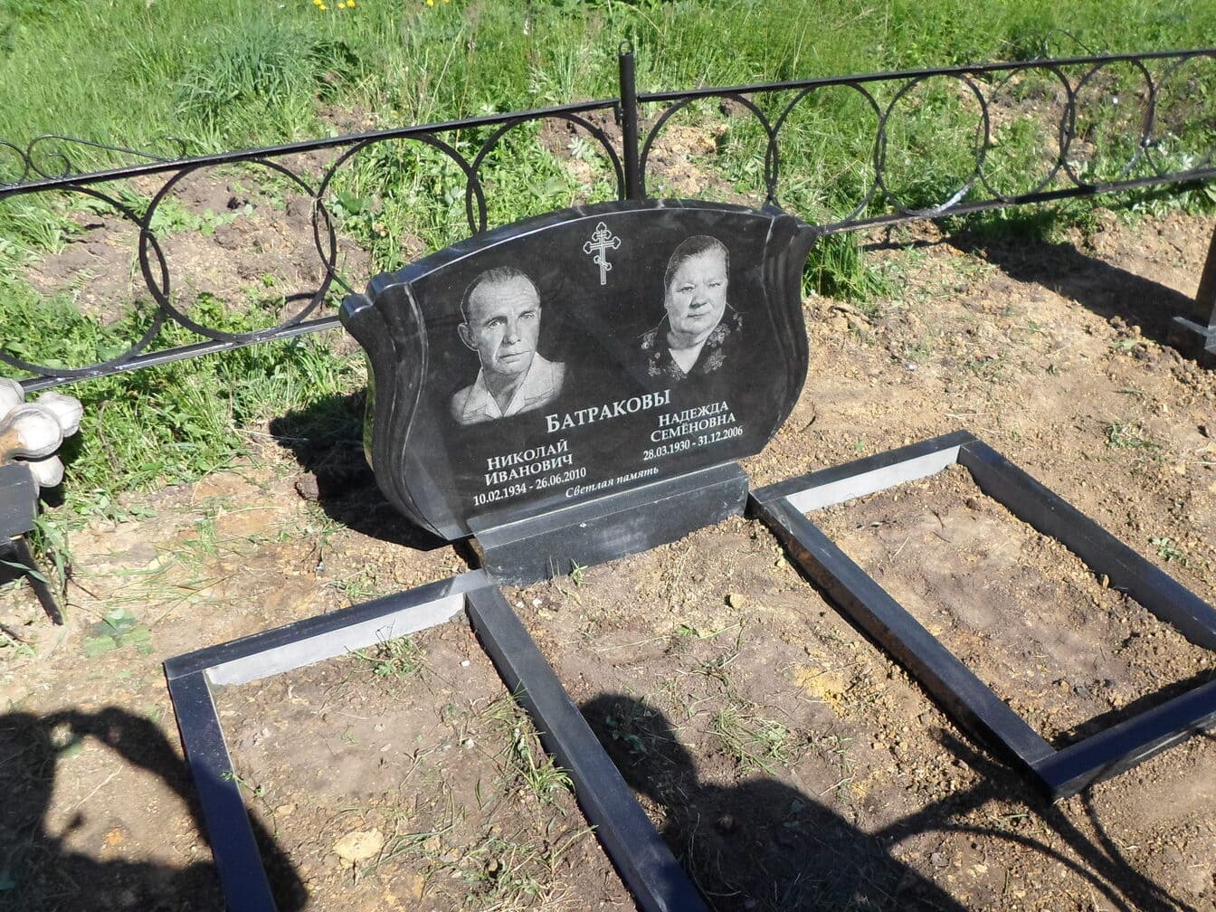 Памятник семейный из Китайского гранита с вырубной формой, размер 900х700х50