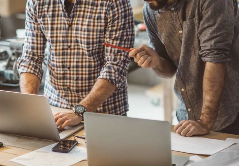 Имущественная поддержка самозанятых. Информация для самозанятых картинки. Мужчина сидит в офисе. Предприниматель. Понятие самозанятые.