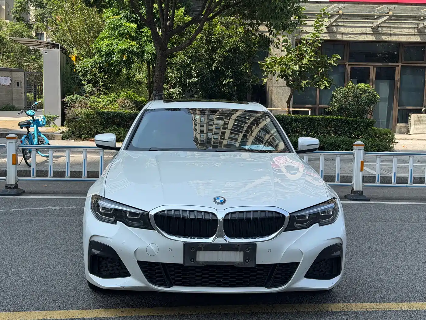 BMW 325Li G28 2022 M Sport Package — вид спереди, фары, решётка радиатора и передний бампер