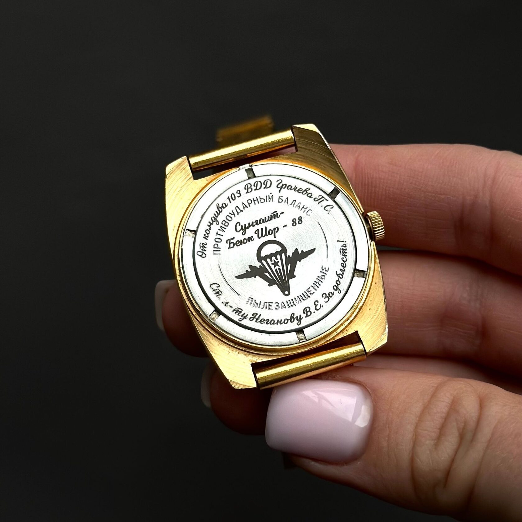 Индивидуальная надпись на часах заказчика, лазерная гравировка StekloWood