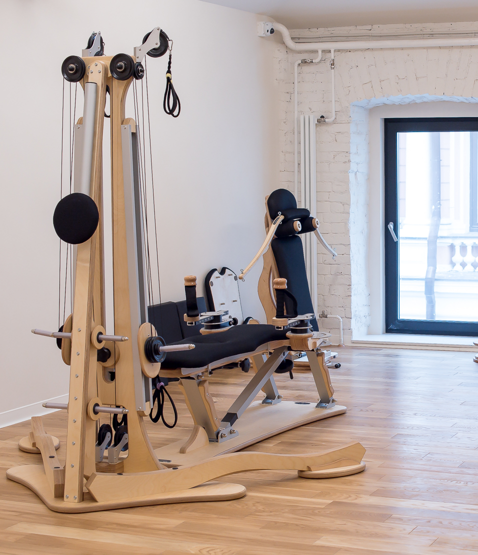 Тренировка Gyrotonic на оборудовании Pulley Tower