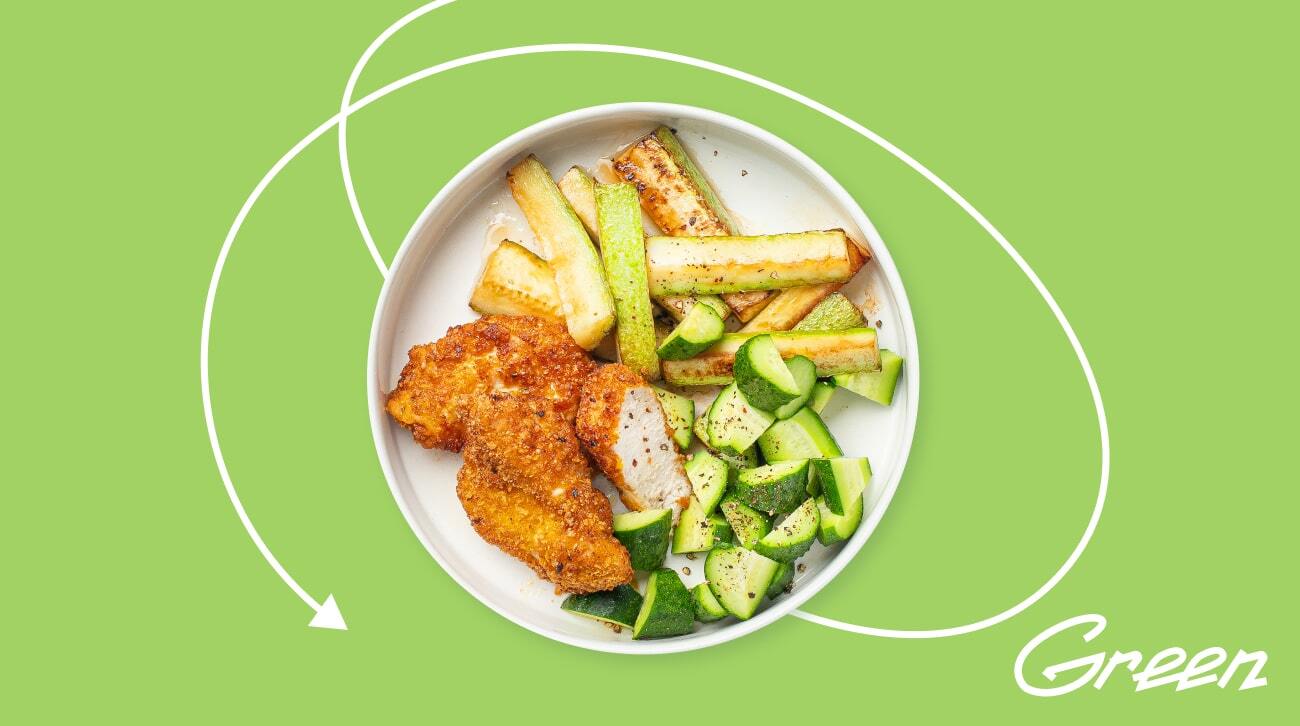 Куриные стрипсы с кабачком и огурцом