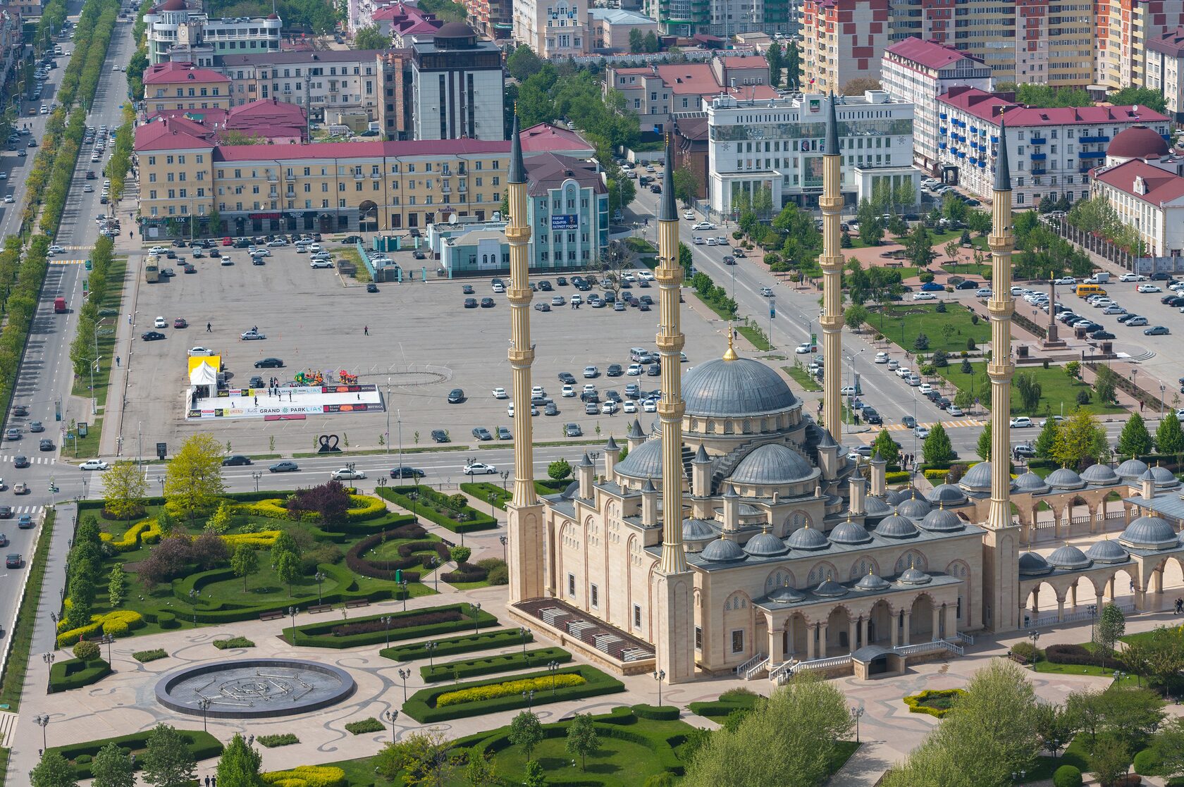 Чечня площадь. Город Грозный мечеть сердце Чечни. Дворец Рамзана Кадырова в Грозном. Резиденция Кадырова в Чечне. Главная мечеть Грозного сердце Чечни.