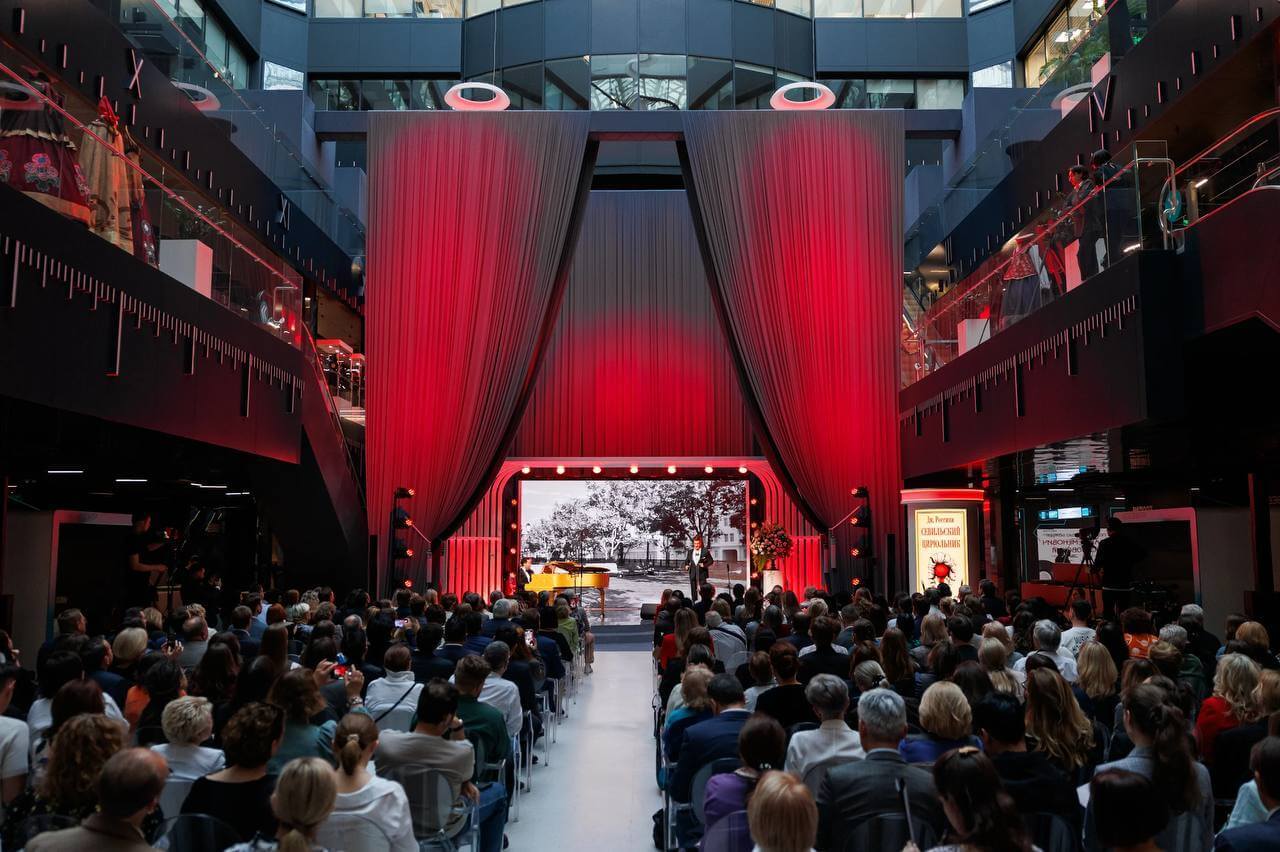 Концертное выступление группы музыкантов на сцене