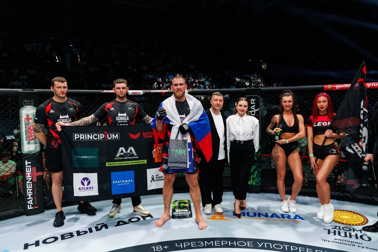 Команда бойцов MMA с подарками от бренда спортивного питания TNR на турнире OPEN FC в Самаре.