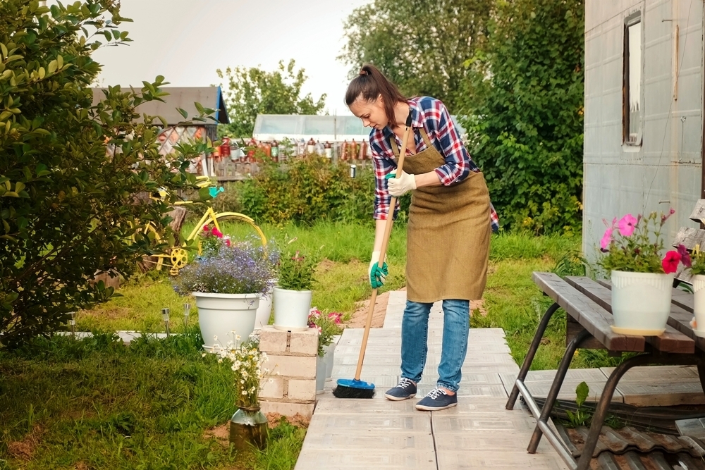 She worked in the garden yesterday. Дача женскими руками.