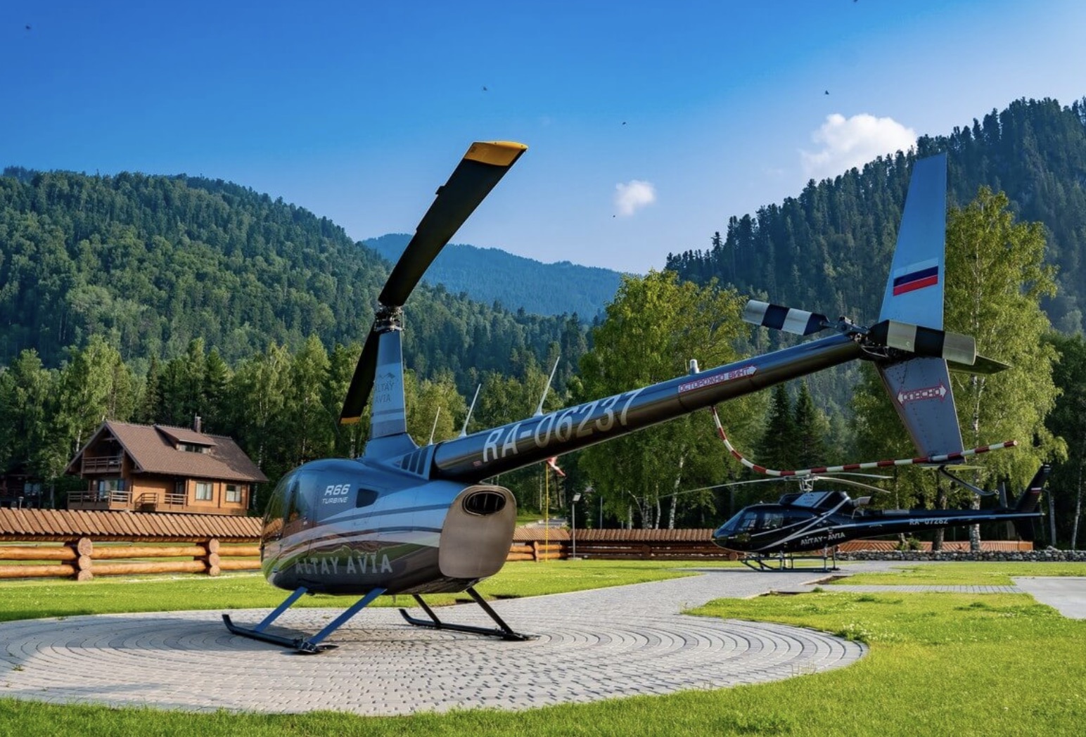 Алтай вертолетные экскурсии. Полет горный алтай. Гора белуха. Полет горный алтай. Вертолетные экскурсии горный алтай.