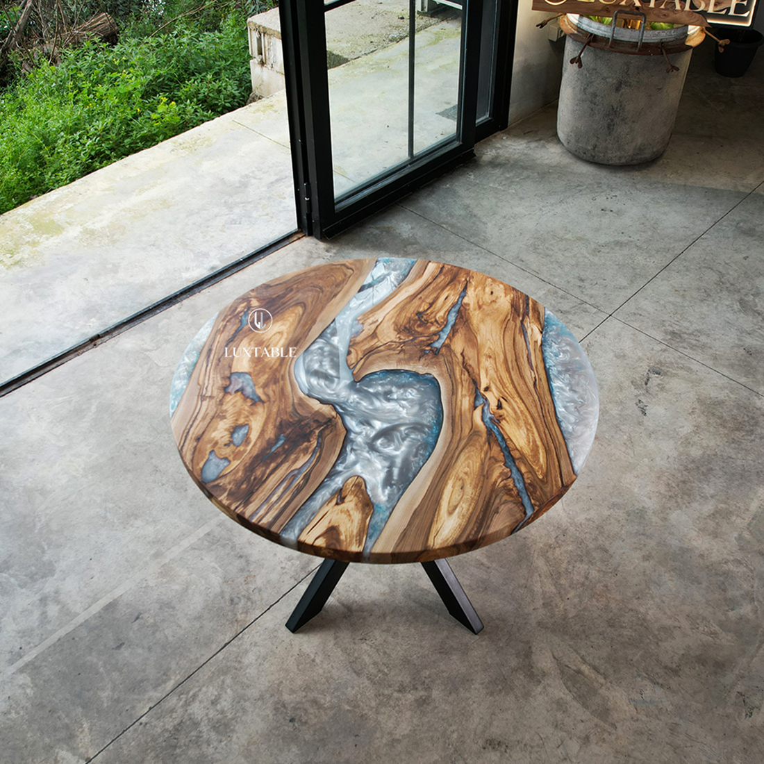 Tavolo rotondo da pranzo in olmo e resina verde bosco