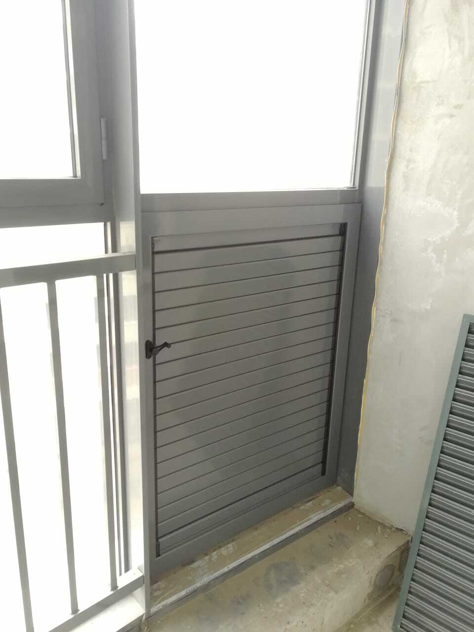 Металлическая вентиляционная решетка с регулируемыми жалюзи на балконе. Легальная замена вентрешетки от застройщика. Герметично. Шумоизоляция.