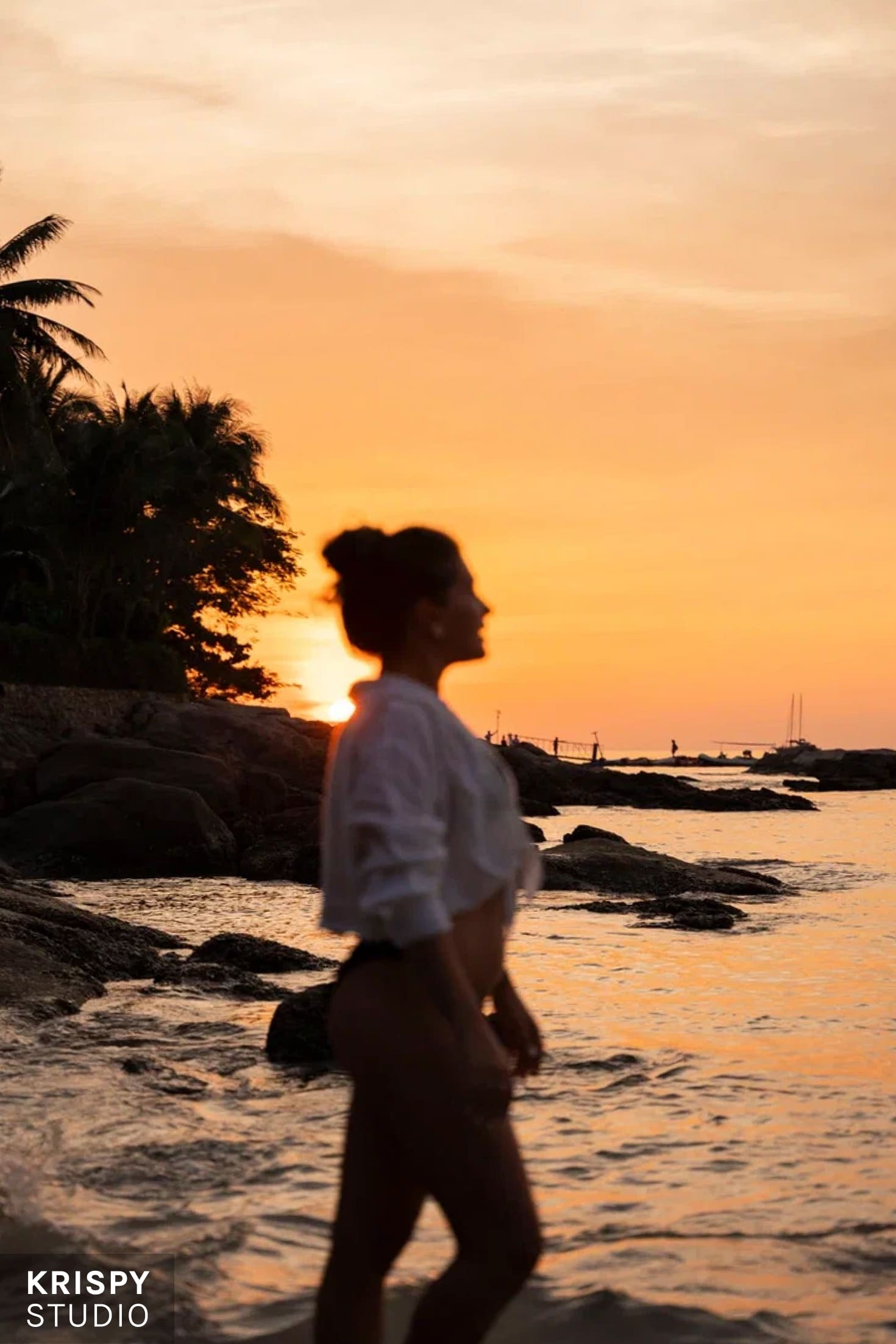 Влюбленная пара на пляже Пхукета, фотосессия у океана