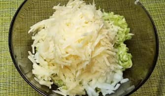 Приготовление запеканки из кабачков и картофеля в духовке: шаг 5