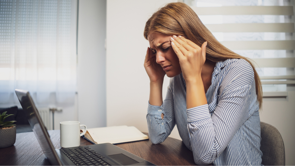 Женщина держится за голову, стресс