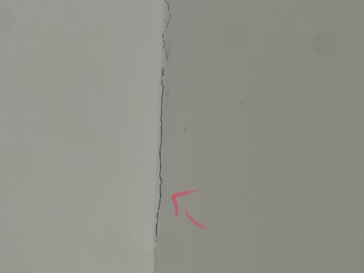 Трещина отделки стены