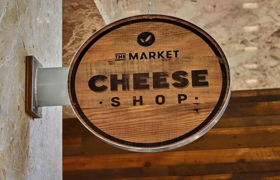 Вывеска на кронштейне из дерева