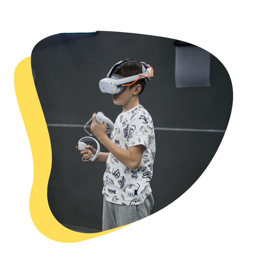 Ребенок играет в VR (виртуальная реальность) в Самаре