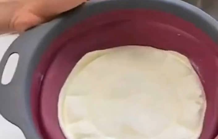 Приготовление творожного сыра из сметаны и йогурта: шаг 6