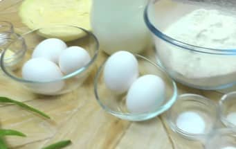 Приготовление заливного пирога с капустой и яйцом на кефире в духовке: шаг 1