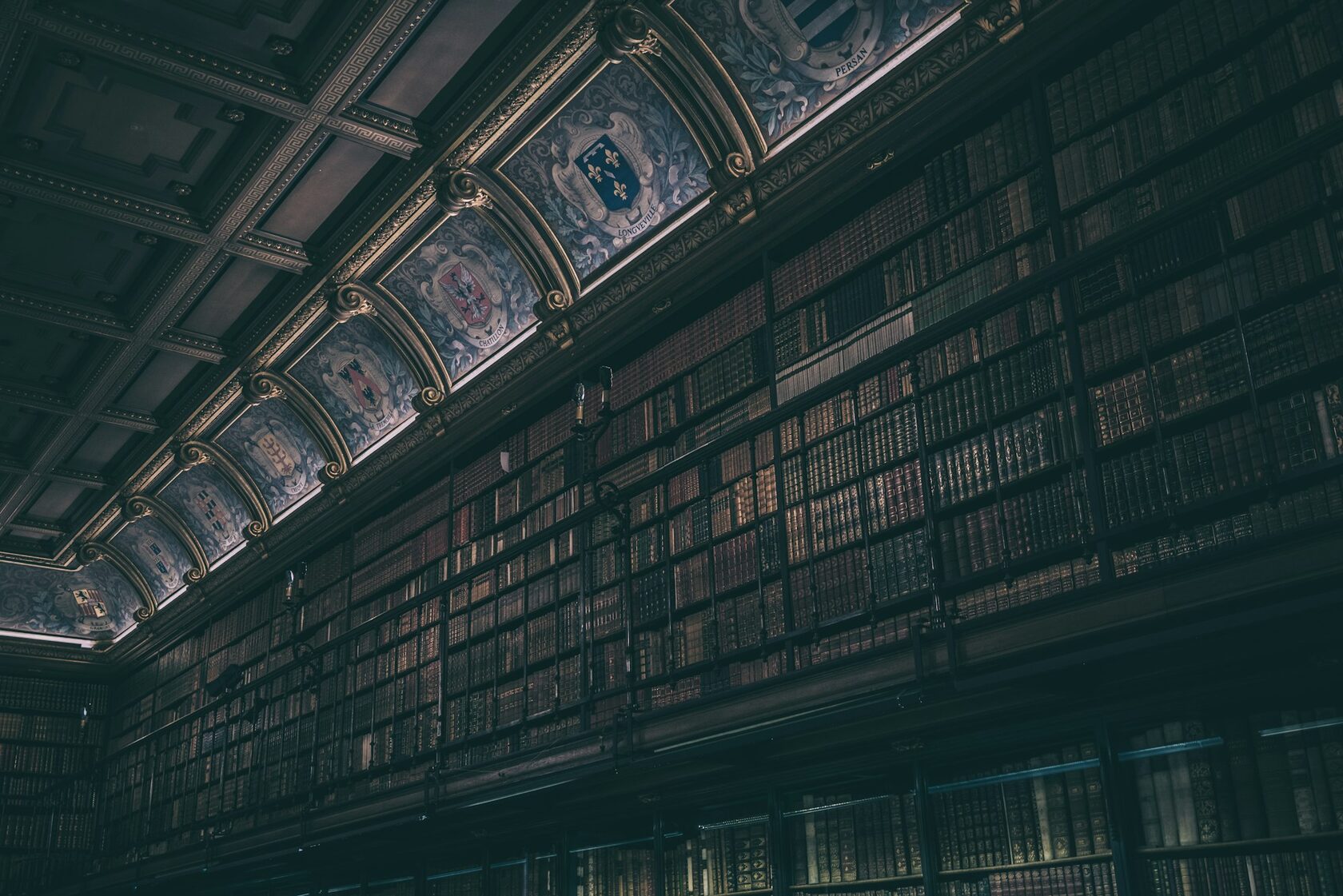 Винтажная библиотека с антикварными книгами