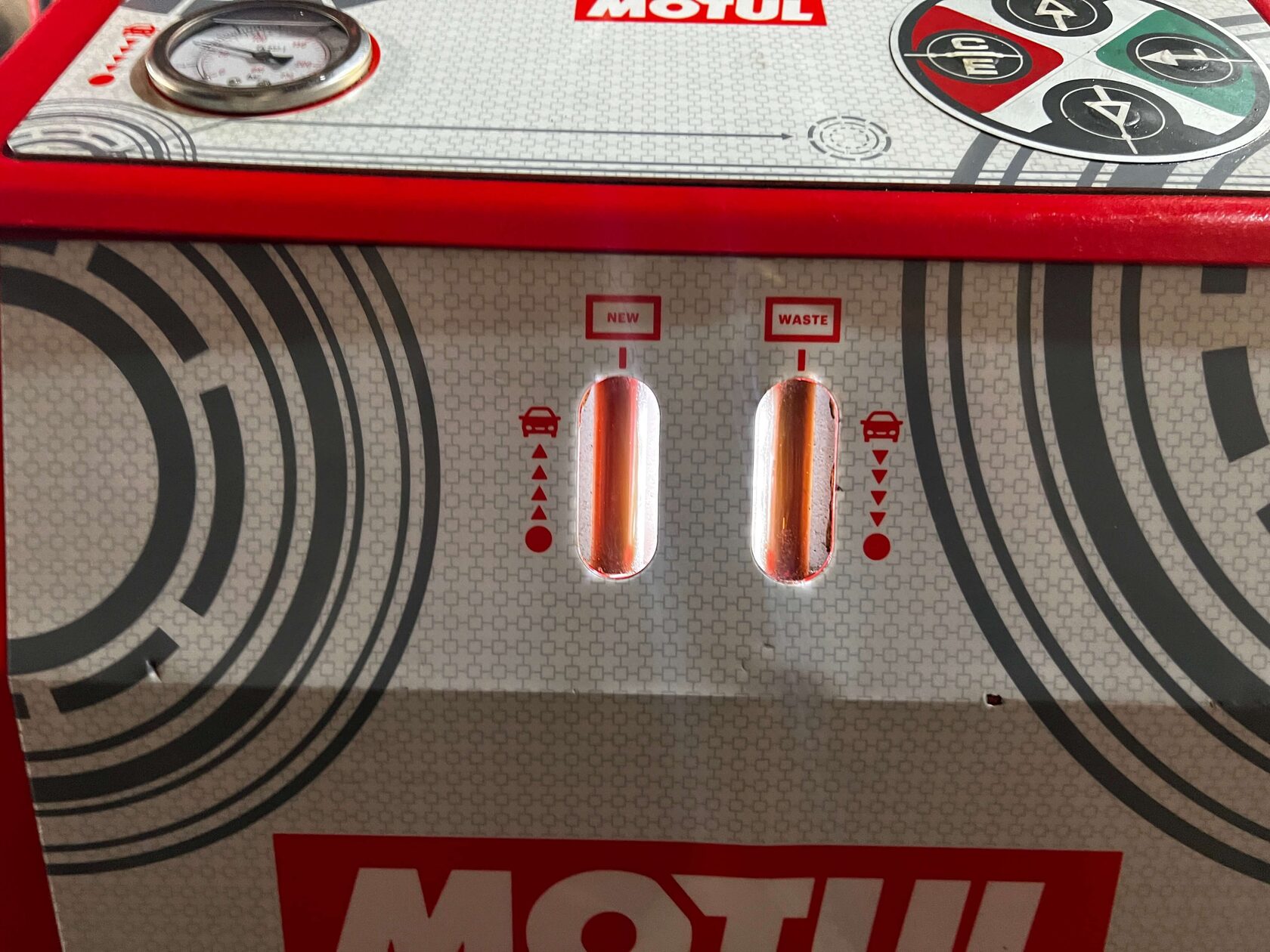 Запускаем двигатель и проверяем давление в системе и состояние старого масла