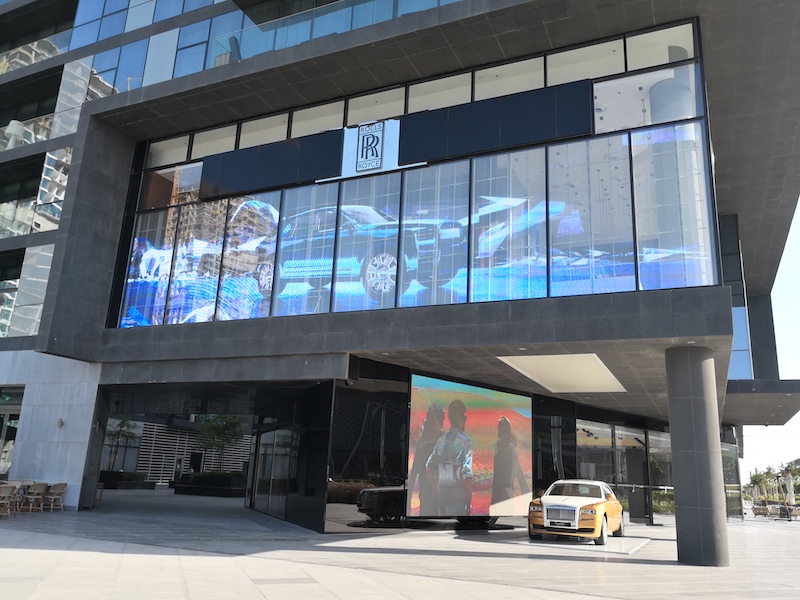 Уличный экран для рекламы на фасаде торгового центра