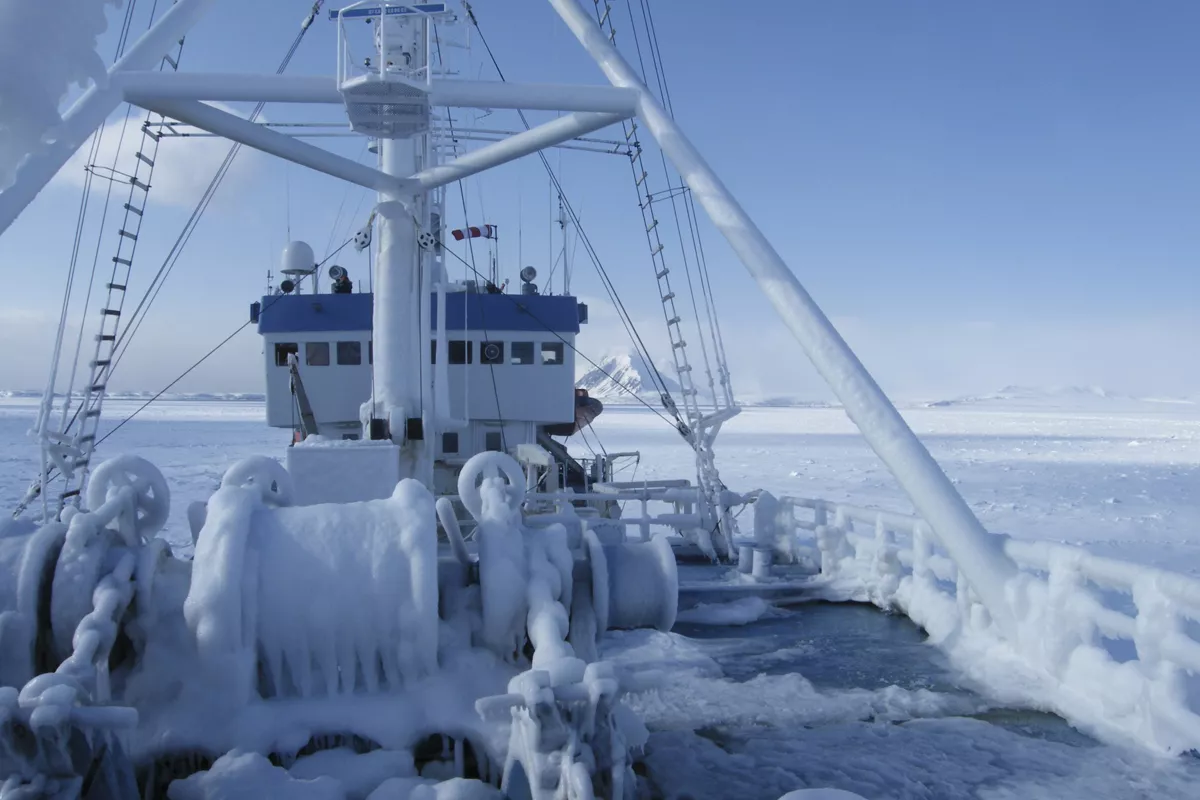 Arctic article. Обледенение судов. Природные ресурсы Арктики. Обледенение Арктика. Обледенение судна в море.