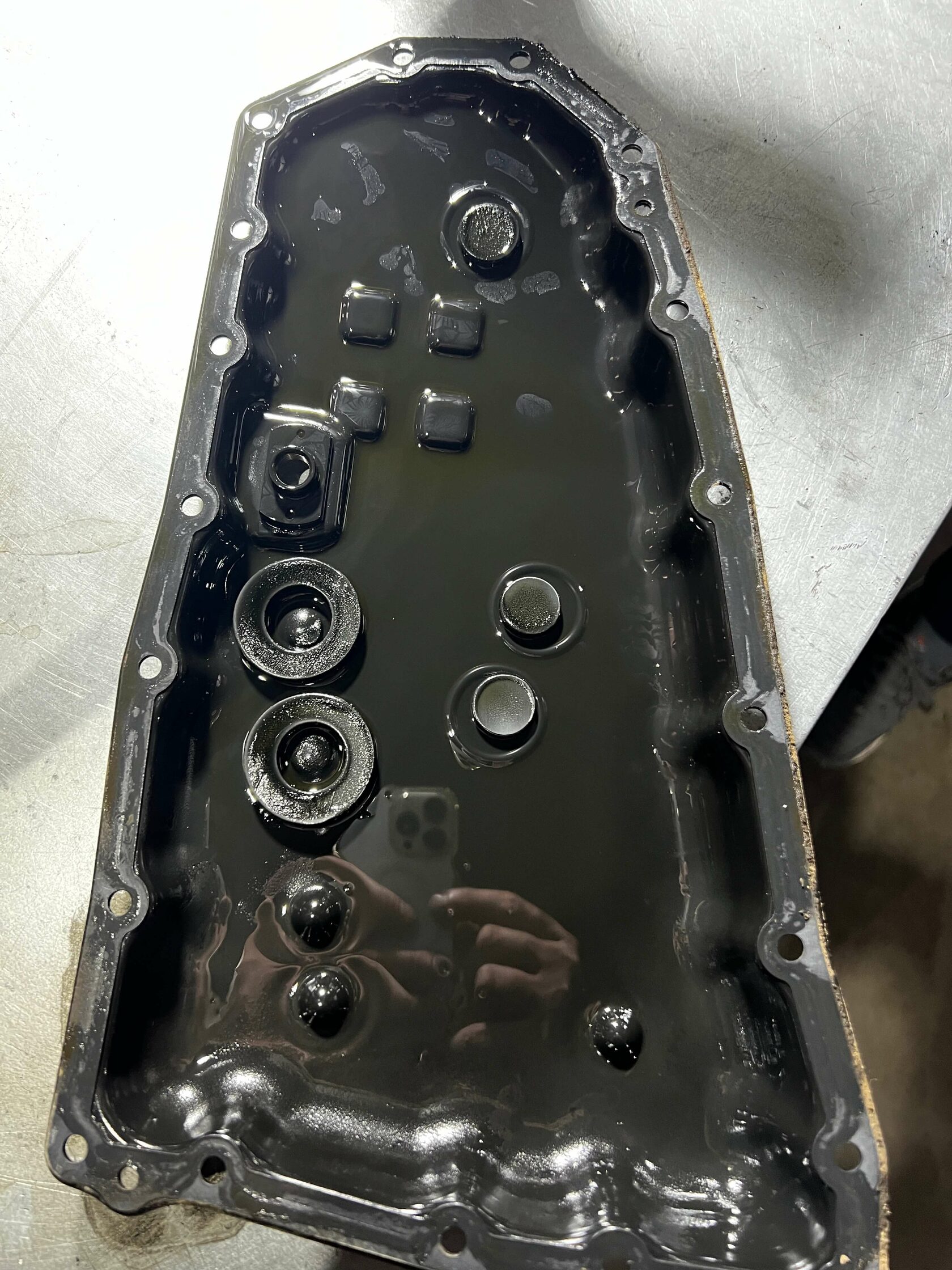 Снятый поддон вариатора с магнитами