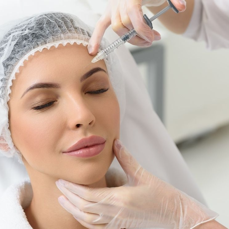 женщина вытирает лицо полотенцем. смас лифтинг на аппарате альтера. достаточно одной процедуры. горячее полотенце для лица. достаточно одной процедуры.