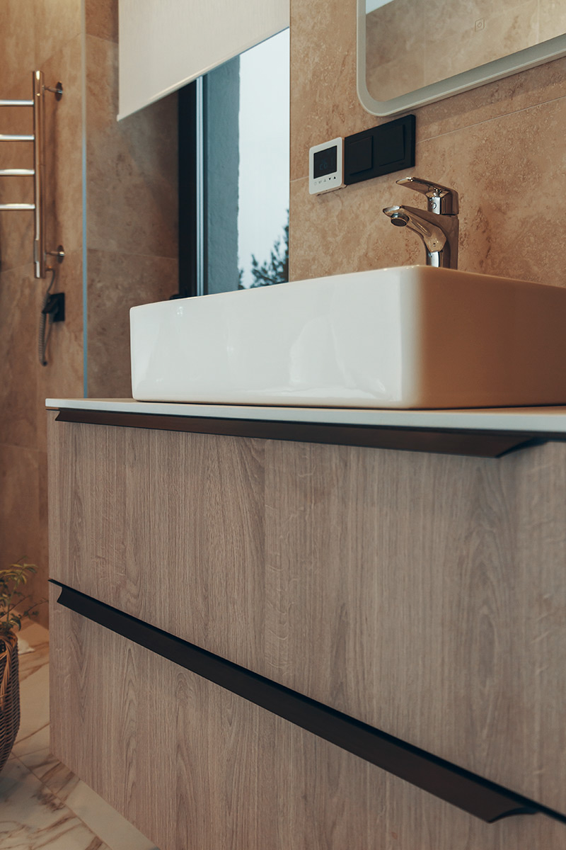 Ванная тумба на заказ с древесным декором и компакт-столешницей