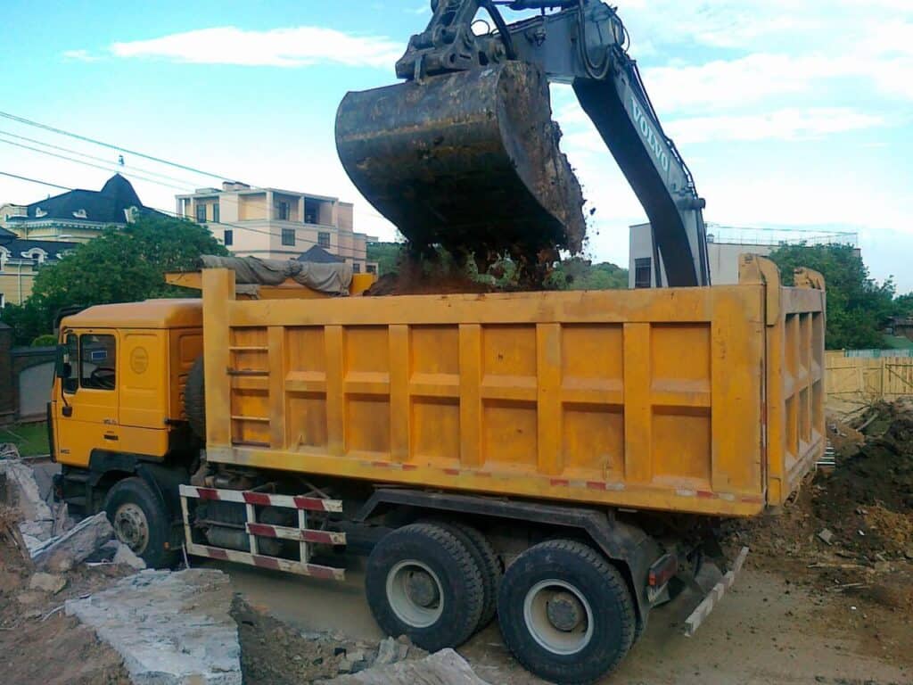котлованный грунт самосвал. самосвал камаз вывоз строительного мусора. погрузка песка экскаватором. погрузка грунта в автомобили самосвалы. погрузка грунта в автомобили самосвалы.